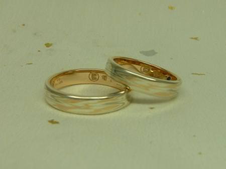 http://www.mokumeganeya.com/blog/customer/assets_c/2011/05/110501木目金の結婚指輪　銀座店002-thumb-450x337-4645.jpg